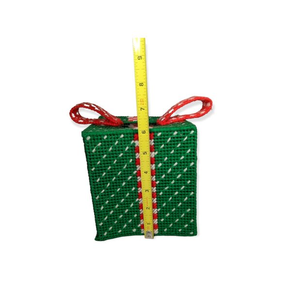 Vintage Handmade Plastic Canvas  & Yarn Christmas Present Tissue Cover - Picture 7 of 8